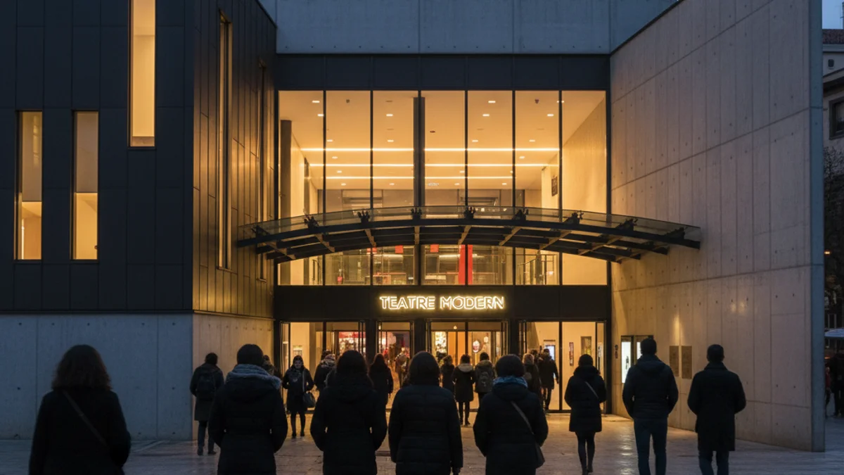 Imatge genèrica de l'exterior d'un teatre il·luminat durant una estrena.