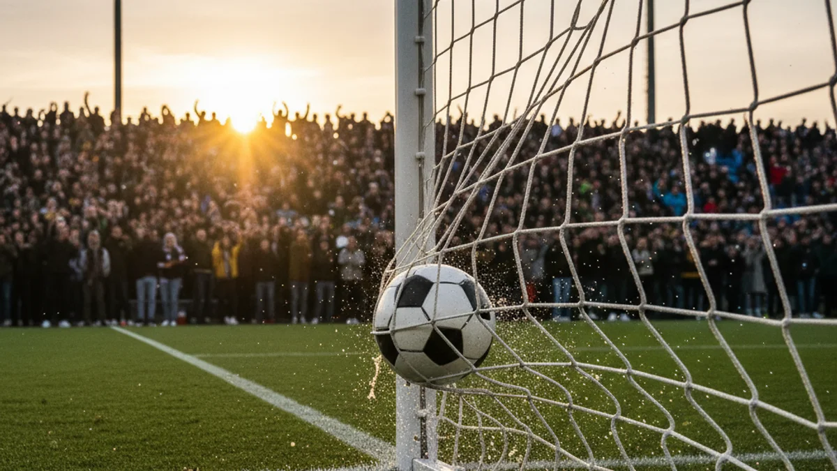 Imatge genèrica d'una pilota de futbol entrant a la porteria durant un partit.