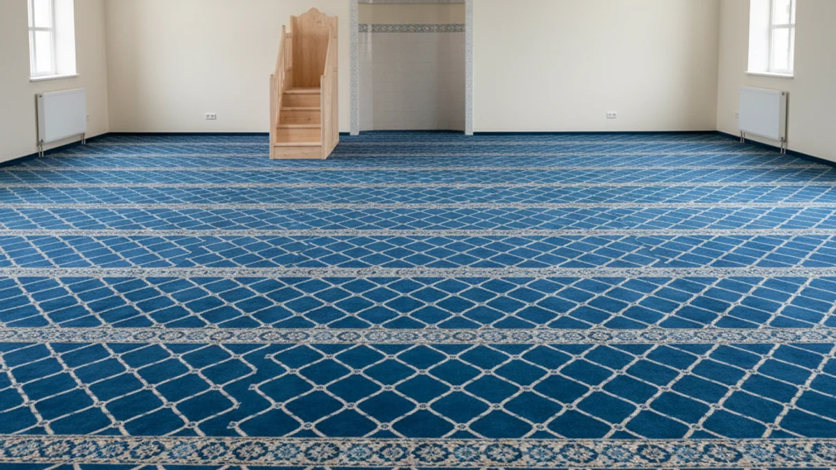 Imatge genèrica de l'interior d'un oratori o sala de pregària amb moqueta, sense persones visibles.