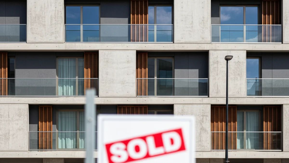 Imatge genèrica d'un bloc de pisos moderns que representa el mercat immobiliari.