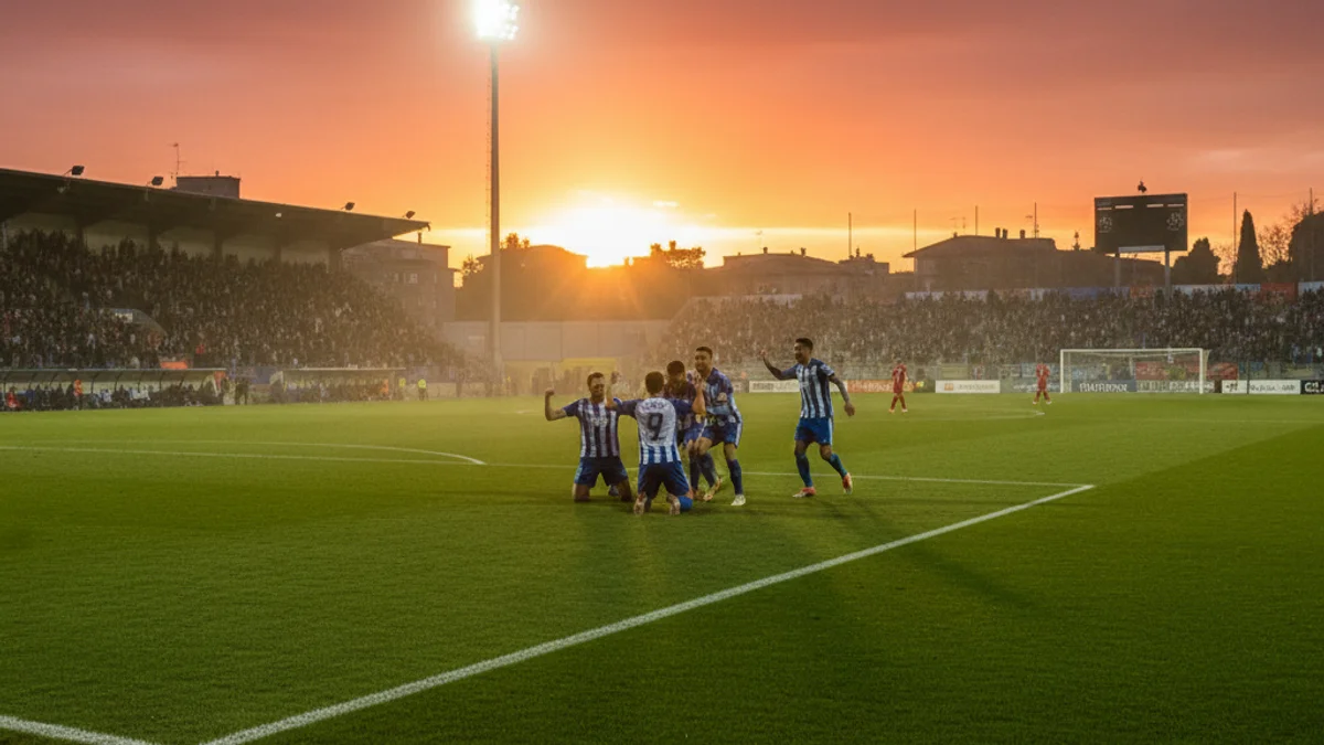 Imatge genèrica d'un partit de futbol en un estadi municipal.