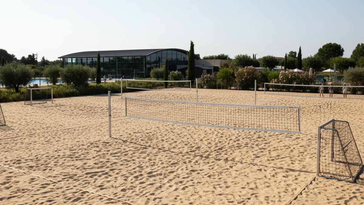 Imatge genèrica d'unes pistes de vòlei platja amb sorra fina i xarxes instal·lades.