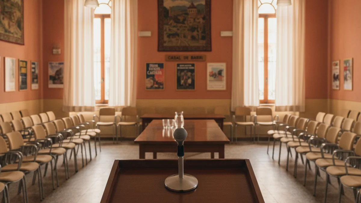 Imatge genèrica d'una sala d'actes preparada per a un debat veïnal.