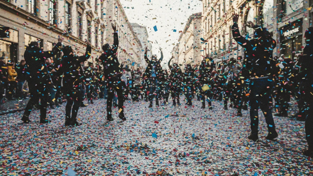Ambient festiu de carrer amb confeti i decoració de Carnaval.