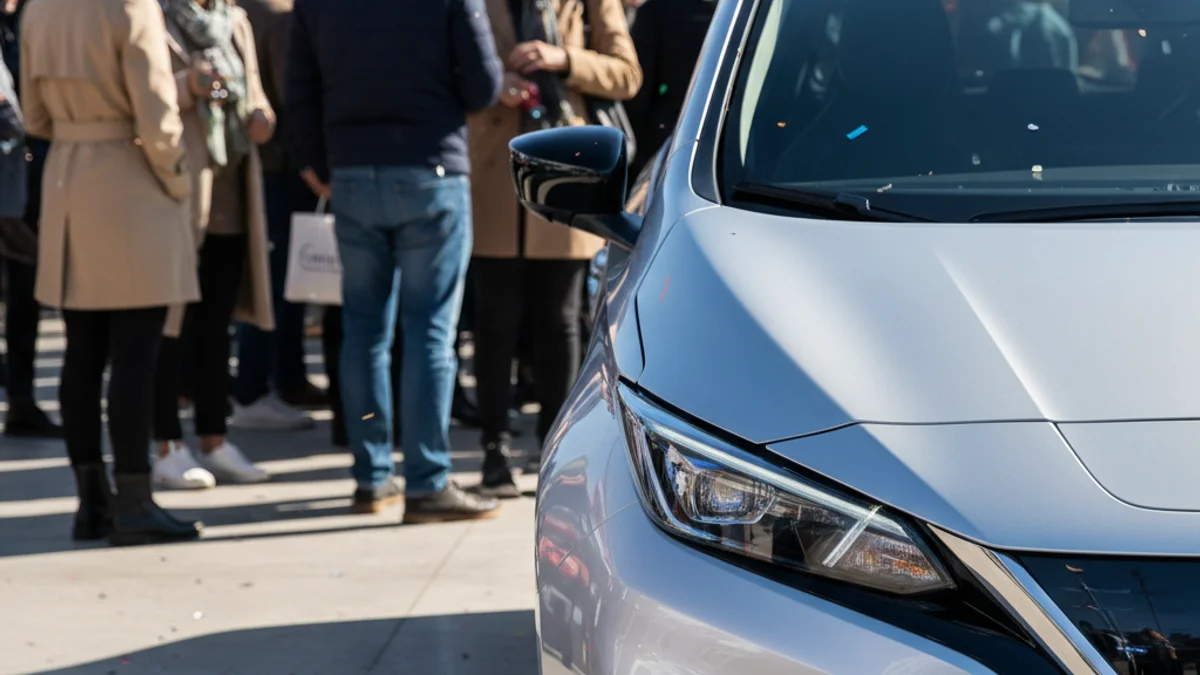 Imatge genèrica d'un vehicle d'ocasió exposat en una fira a l'aire lliure.