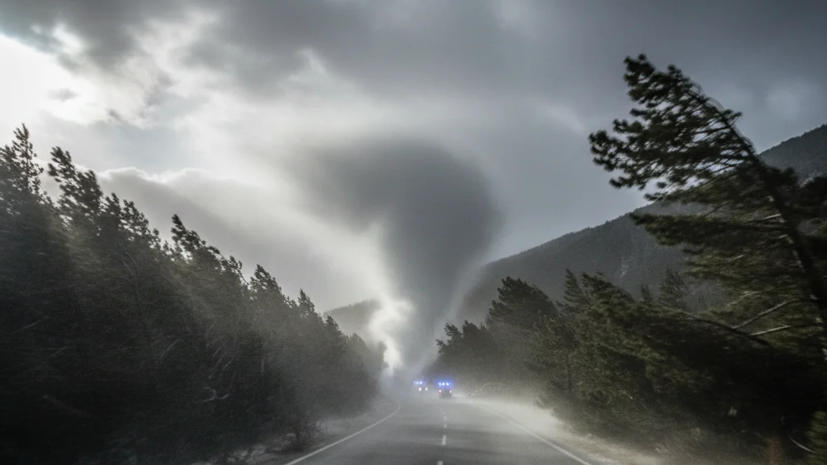 Imatge genèrica d'un temporal de vent i neu en una zona de muntanya.