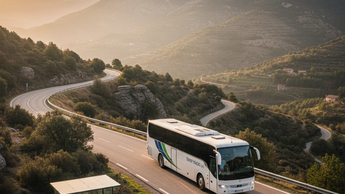 Imatge genèrica d'un autobús interurbà circulant per una carretera de muntanya.