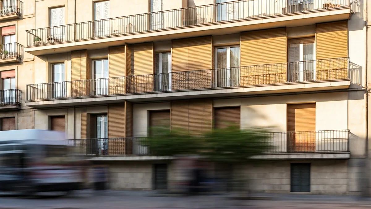 Imatge genèrica d'un edifici d'habitatges modern a una ciutat mediterrània