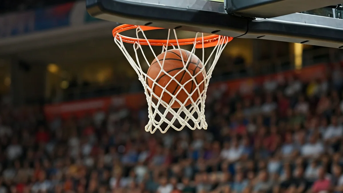 Imatge genèrica d'una cistella de bàsquet amb una pilota en moviment.