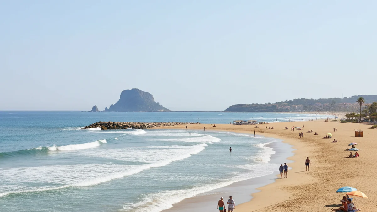 Imatge genèrica de la línia de costa de Blanes amb sorra daurada i aigües tranquil·les.
