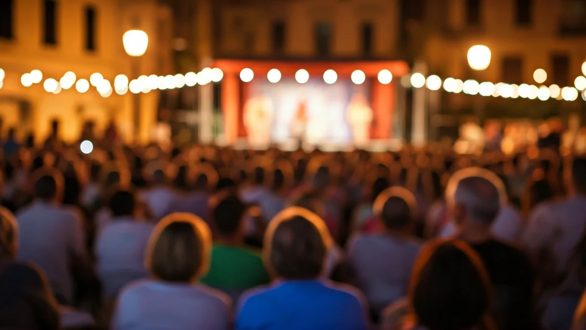 Imatge genèrica d'una plaça mediterrània amb gent gaudint d'un espectacle de teatre a l'aire lliure.