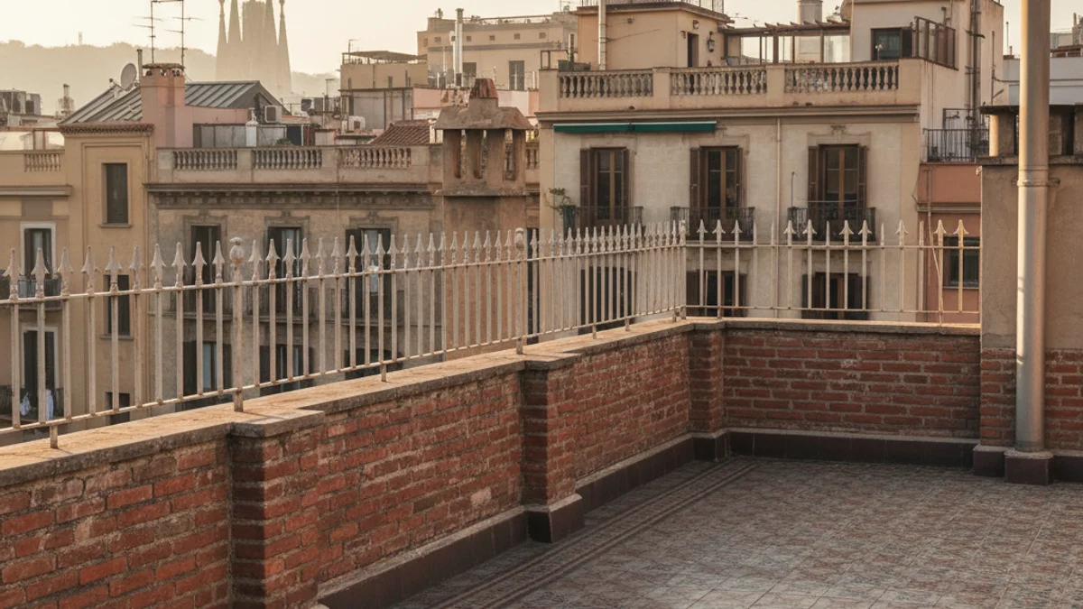 Imatge genèrica d'un terrat comunitari en un edifici d'habitatges.