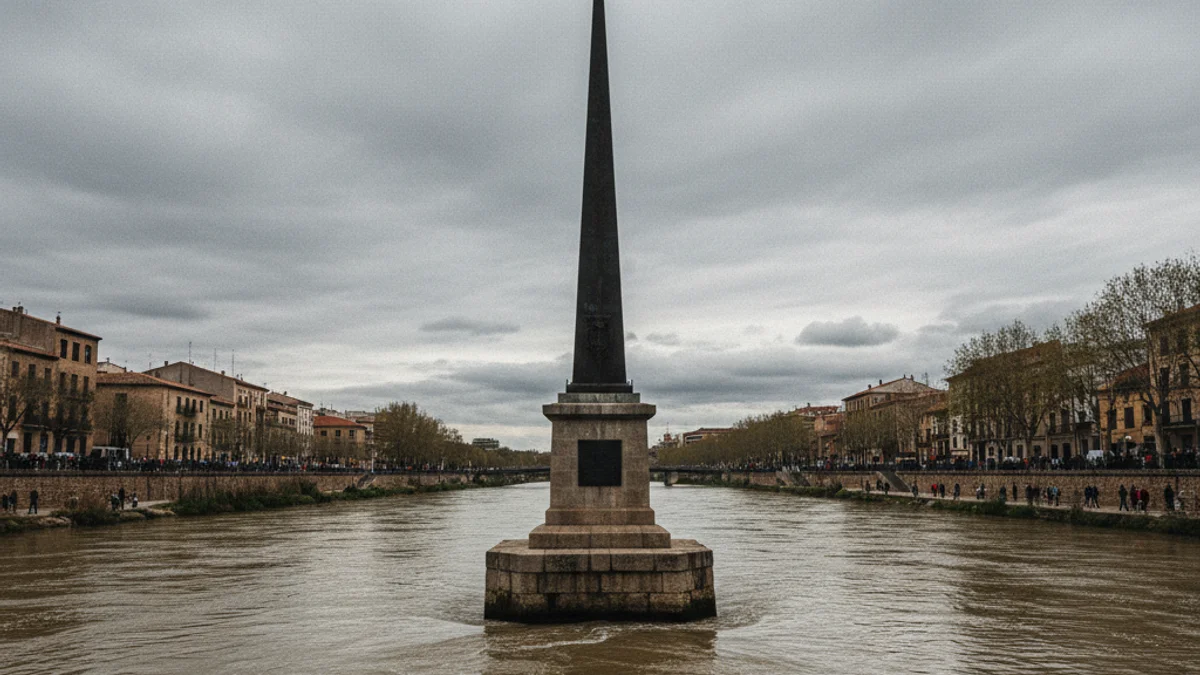Imatge genèrica del monument a la Batalla de l'Ebre situat al mig del riu al seu pas per Tortosa.