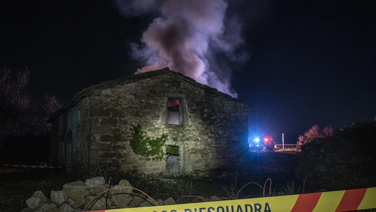 Imagen genérica de una masía abandonada con presencia de servicios de emergencia durante la noche.