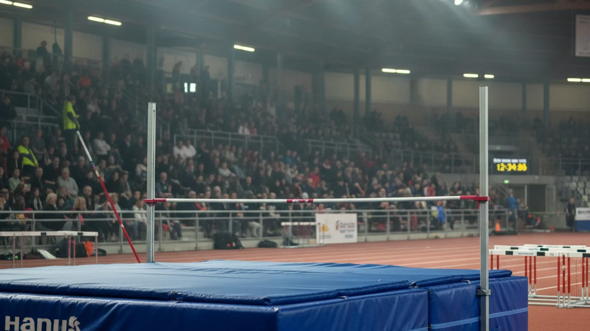 Imatge genèrica d'una pista d'atletisme coberta amb equipament de salt.