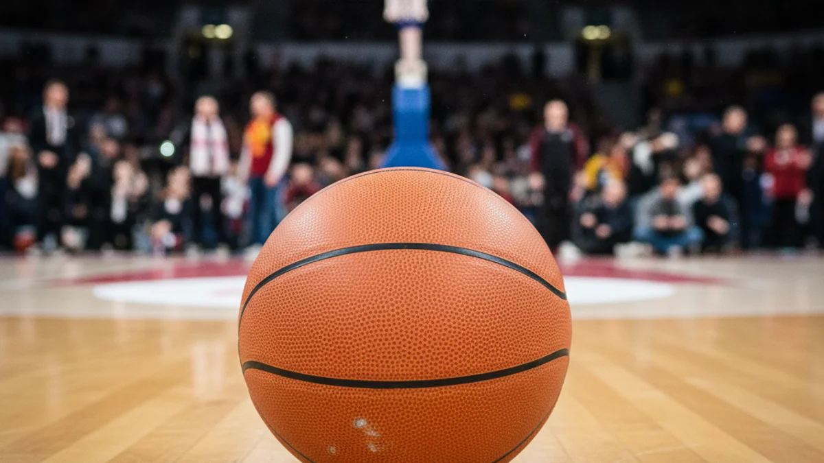 Imatge genèrica d'una pilota de bàsquet sobre el parquet d'un pavelló esportiu.