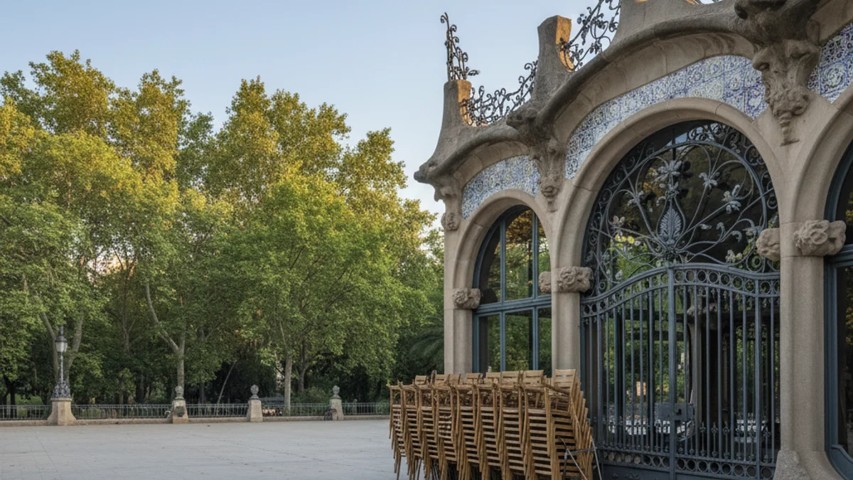Imatge genèrica d'una terrassa buida d'un centre cultural tancat.