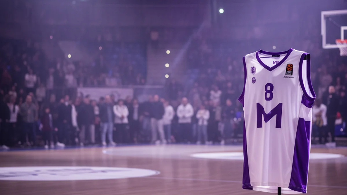 Imatge genèrica d'una samarreta de bàsquet amb detalls liles en un pavelló esportiu.