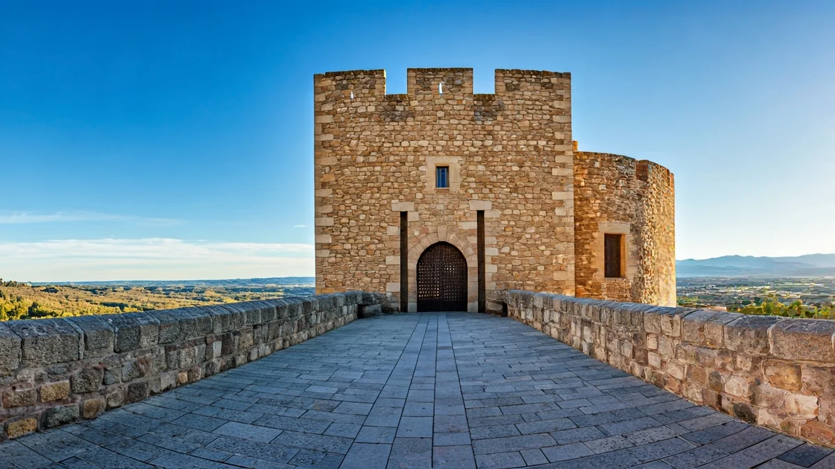 Imatge genèrica d'un castell medieval restaurat a Catalunya, amb estructures de pedra i camins accessibles.