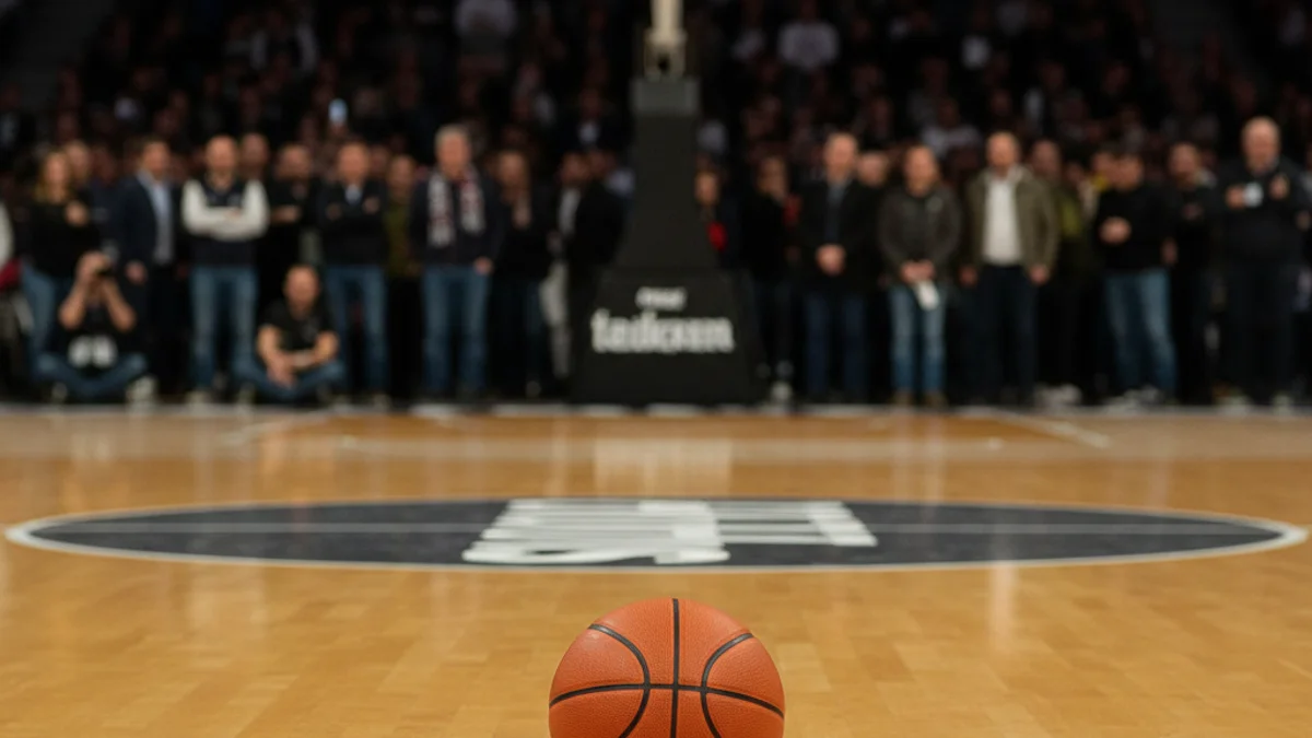 Imagen genérica de un balón de baloncesto sobre el parqué de un pabellón deportivo.