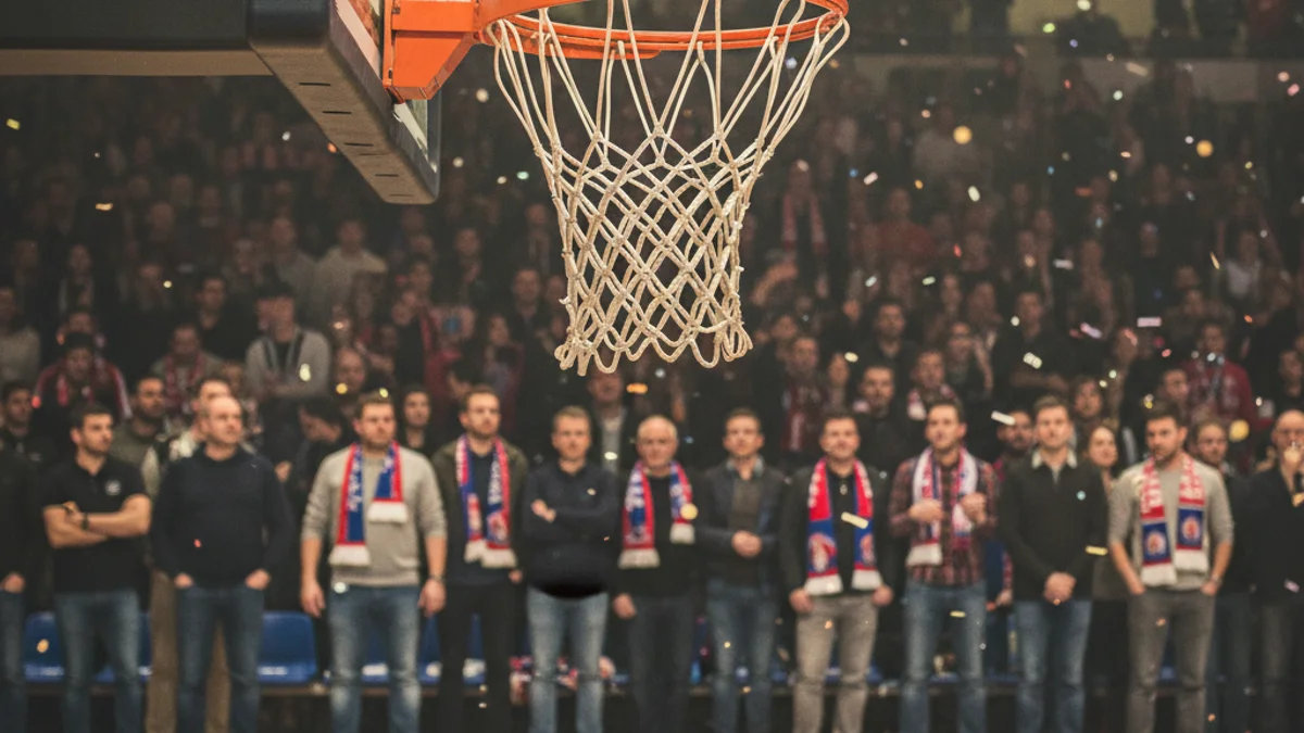 Imatge genèrica d'un pavelló de bàsquet amb l'anella i la xarxa en primer pla.