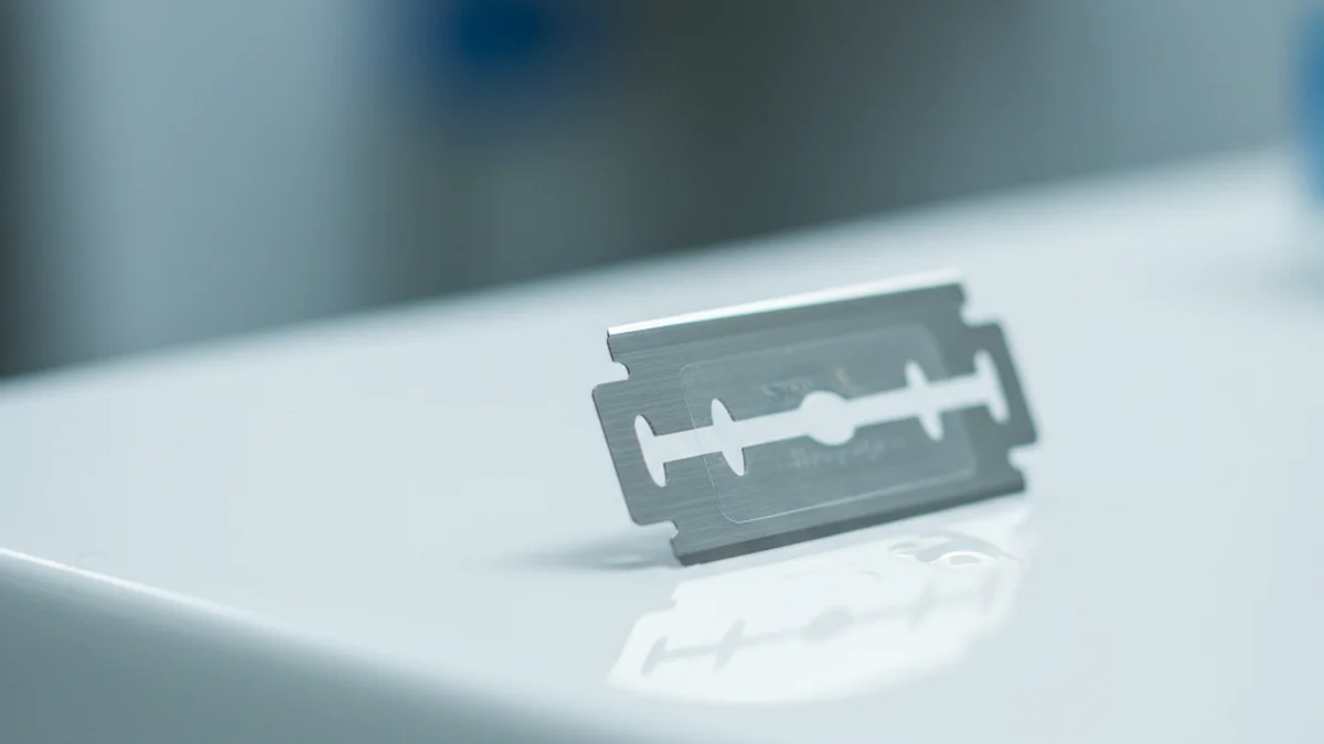 Imagen genérica de una cuchilla de afeitar sobre una superficie limpia con iluminación clínica.