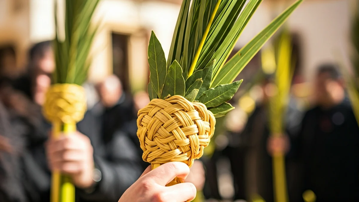 Imagen genérica de palmas y laurel bendecidos durante el Domingo de Ramos en una plaza soleada.