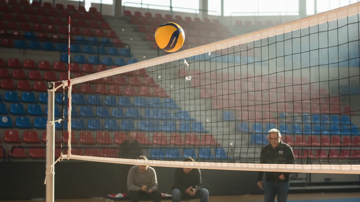 Imagen genérica de una red de voleibol en un pabellón polideportivo.