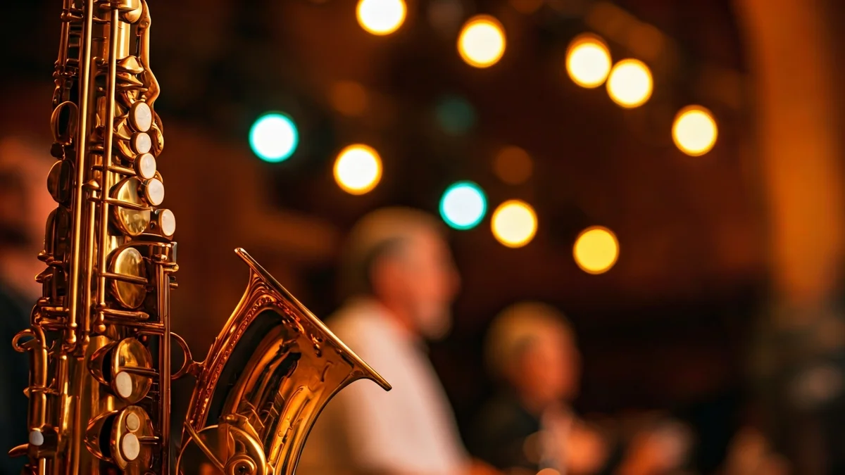 Imatge genèrica d'un saxofon amb llums d'escenari difuminades al fons, evocant un ambient de club de jazz.