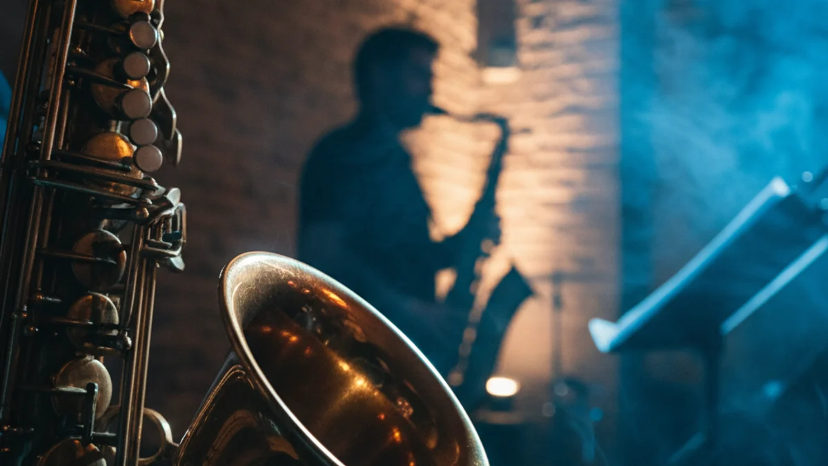 Imatge genèrica d'un saxofon sota els llums tènues d'un club de jazz.