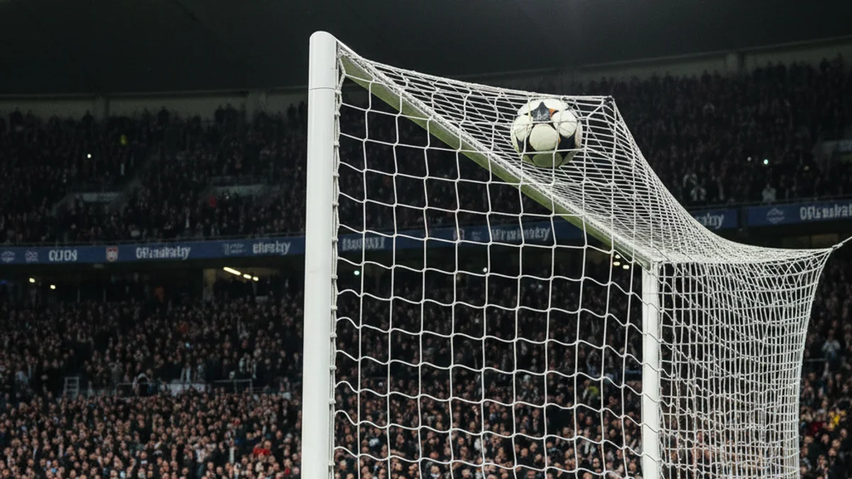 Imagen genérica de un balón de fútbol entrando en la portería durante un partido.