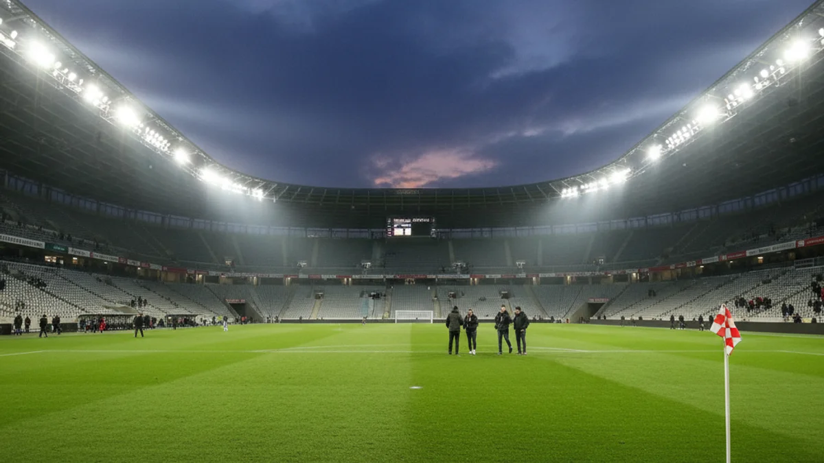 Imagen genérica de un estadio de fútbol con las luces encendidas antes de un partido.