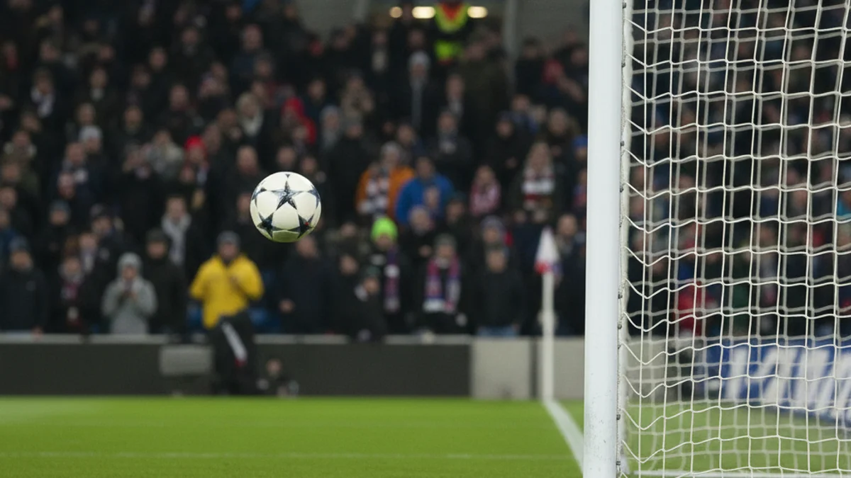 Imatge genèrica d'una pilota de futbol durant el llançament d'un córner en un estadi.