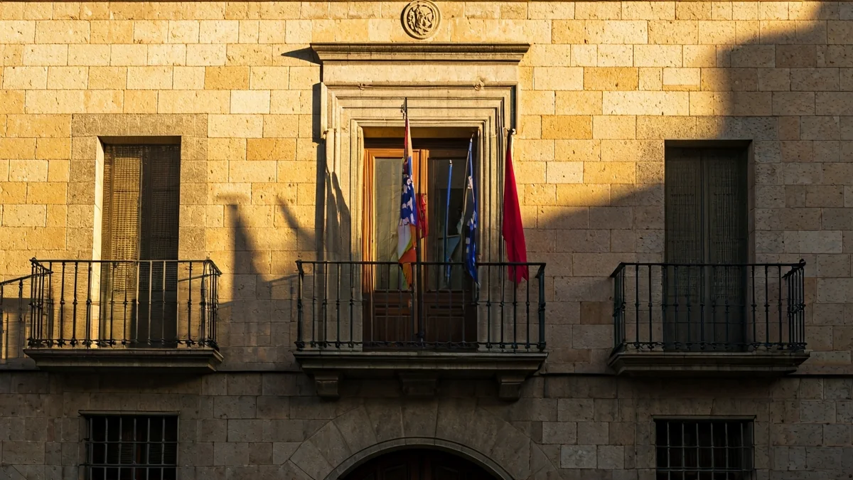 Imagen genérica de la fachada de un edificio antiguo con balcones y detalles arquitectónicos, iluminado por el sol de la tarde