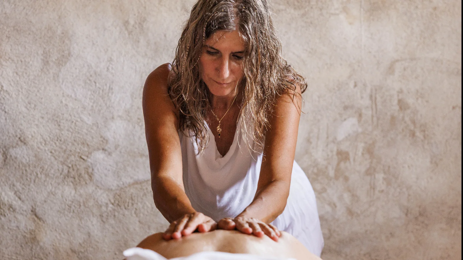 El miedo a tocar y ser tocados: cómo la falta de contacto mantiene al cuerpo en alerta