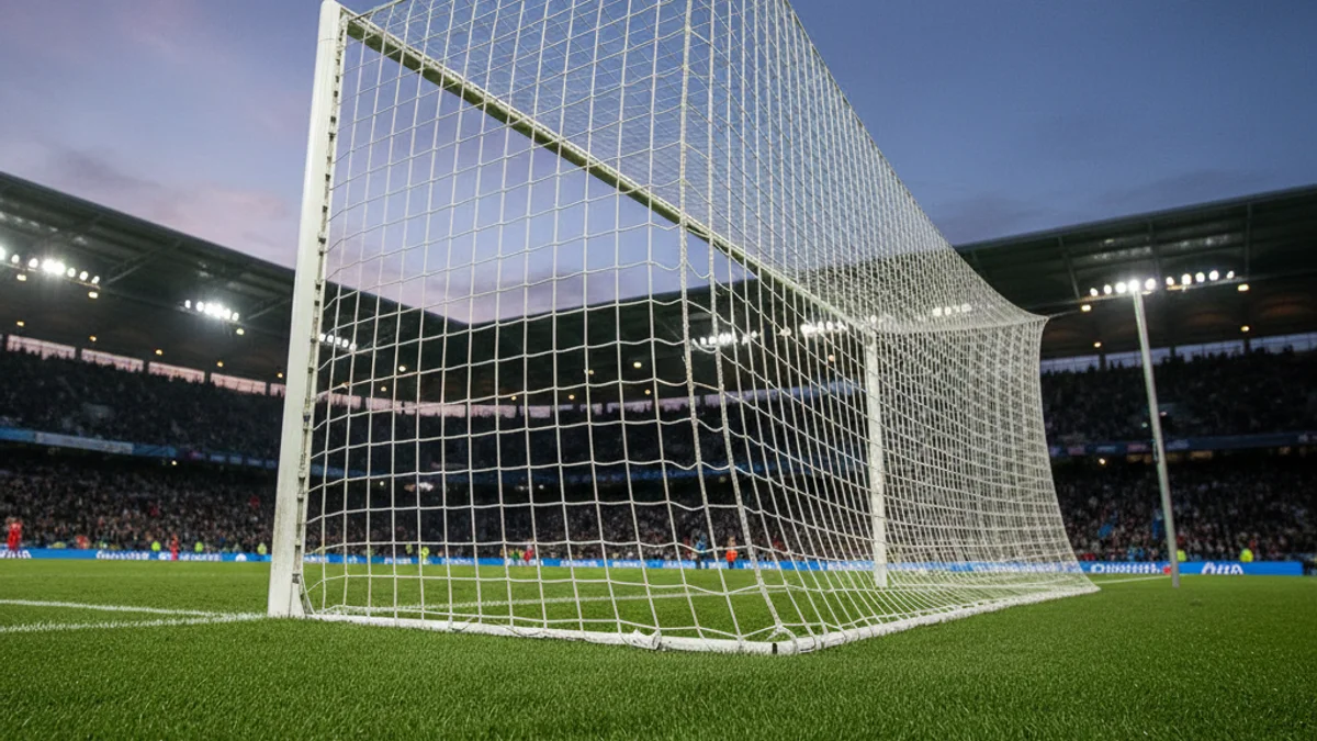 Imatge genèrica d'una porteria de futbol en un estadi buit sota els focus.