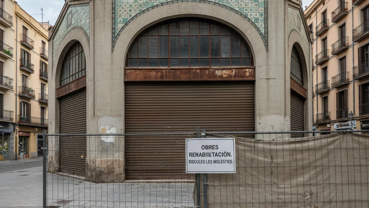 Imagen genérica del exterior de un mercado municipal cerrado a la espera de reformas.