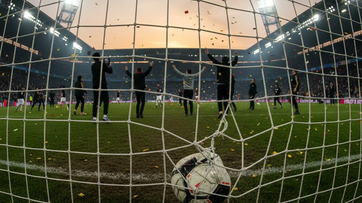 Imagen genérica de un balón de fútbol dentro de la portería durante un partido al atardecer.