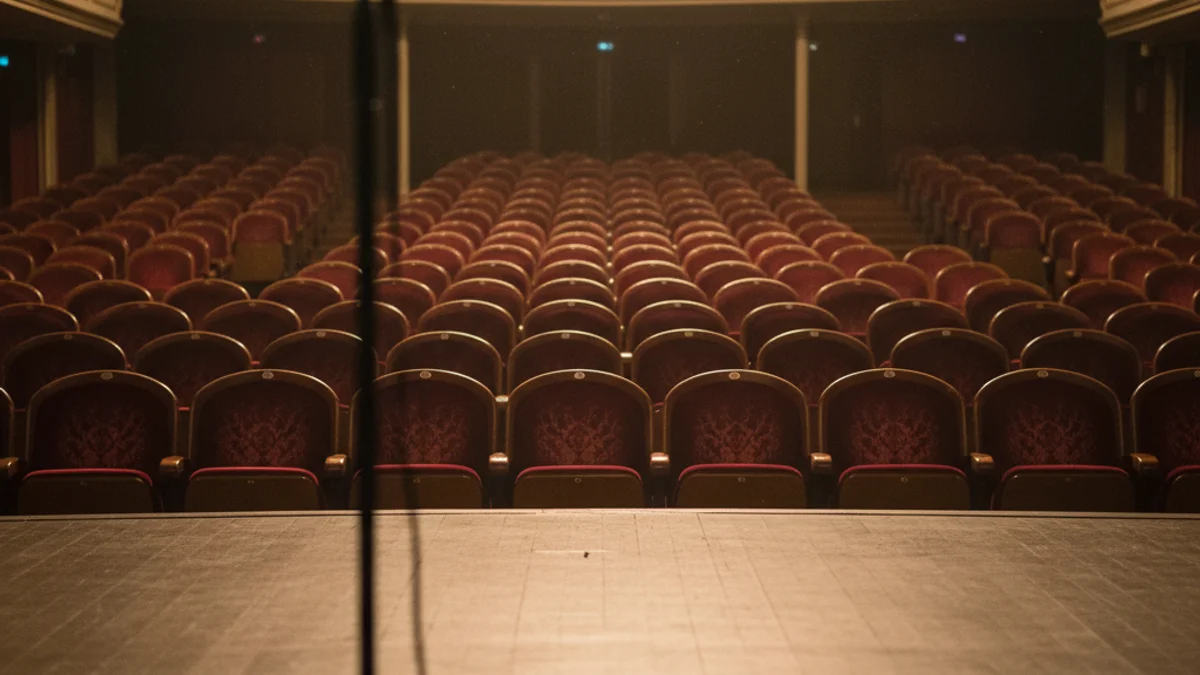 Imatge genèrica de l'interior d'un teatre amb butaques vermelles i il·luminació càlida.
