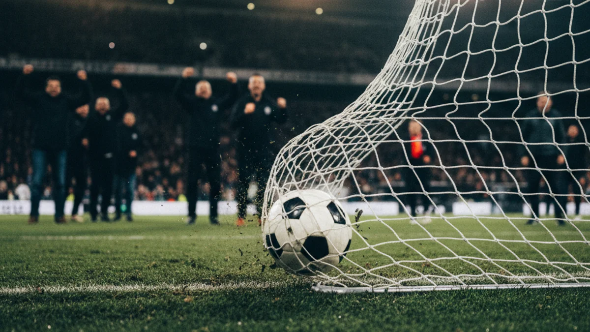 Imatge genèrica d'una pilota de futbol entrant a la porteria durant un partit.