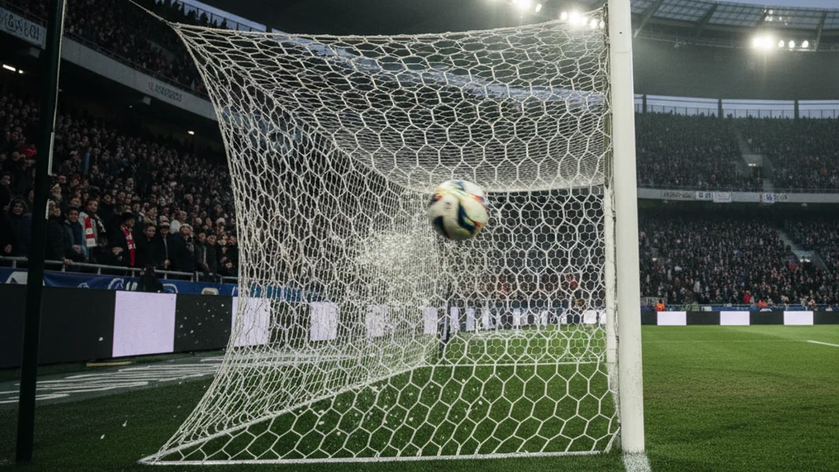 Imatge genèrica d'una pilota de futbol entrant a la porteria durant un partit.