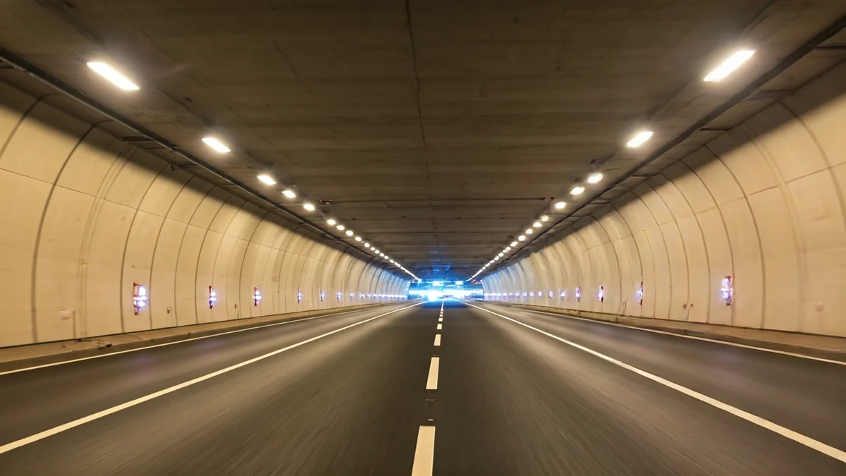 Imatge genèrica de l'interior d'un túnel modernament il·luminat i reformat.