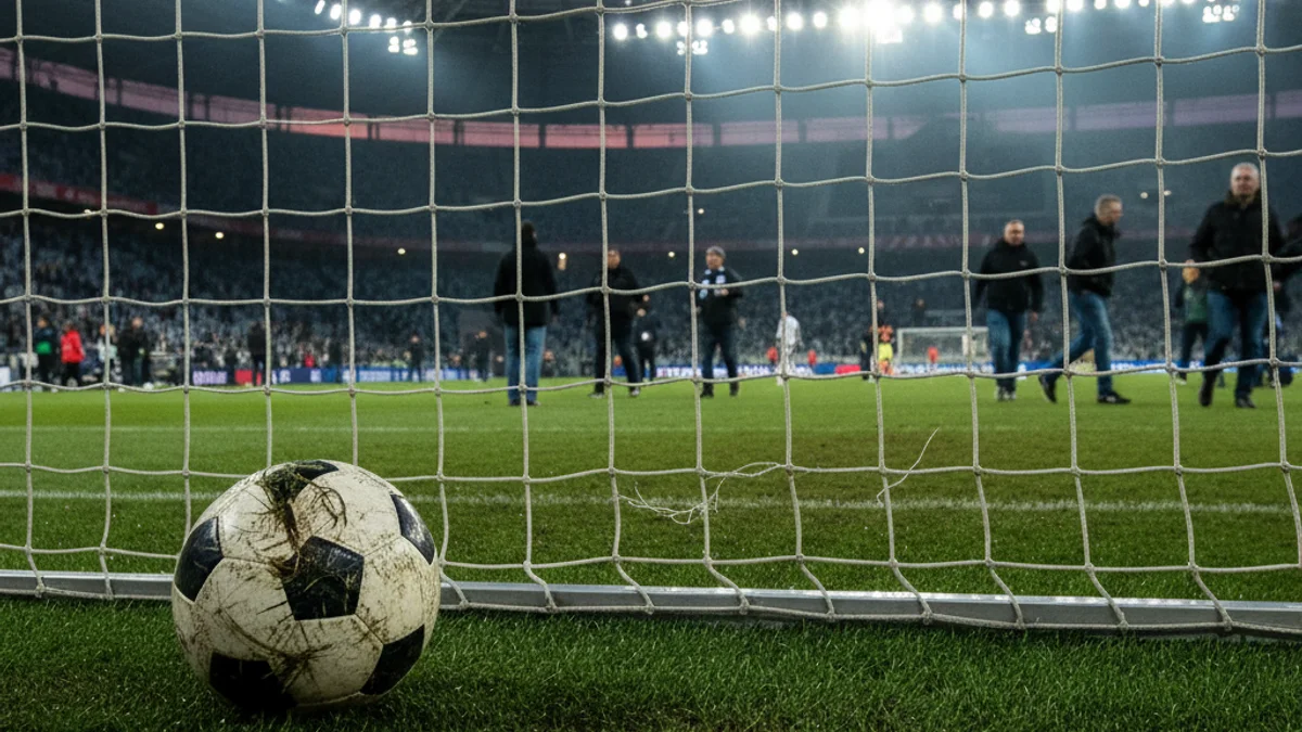 Imatge genèrica d'una porteria de futbol buida sota els llums d'un estadi.
