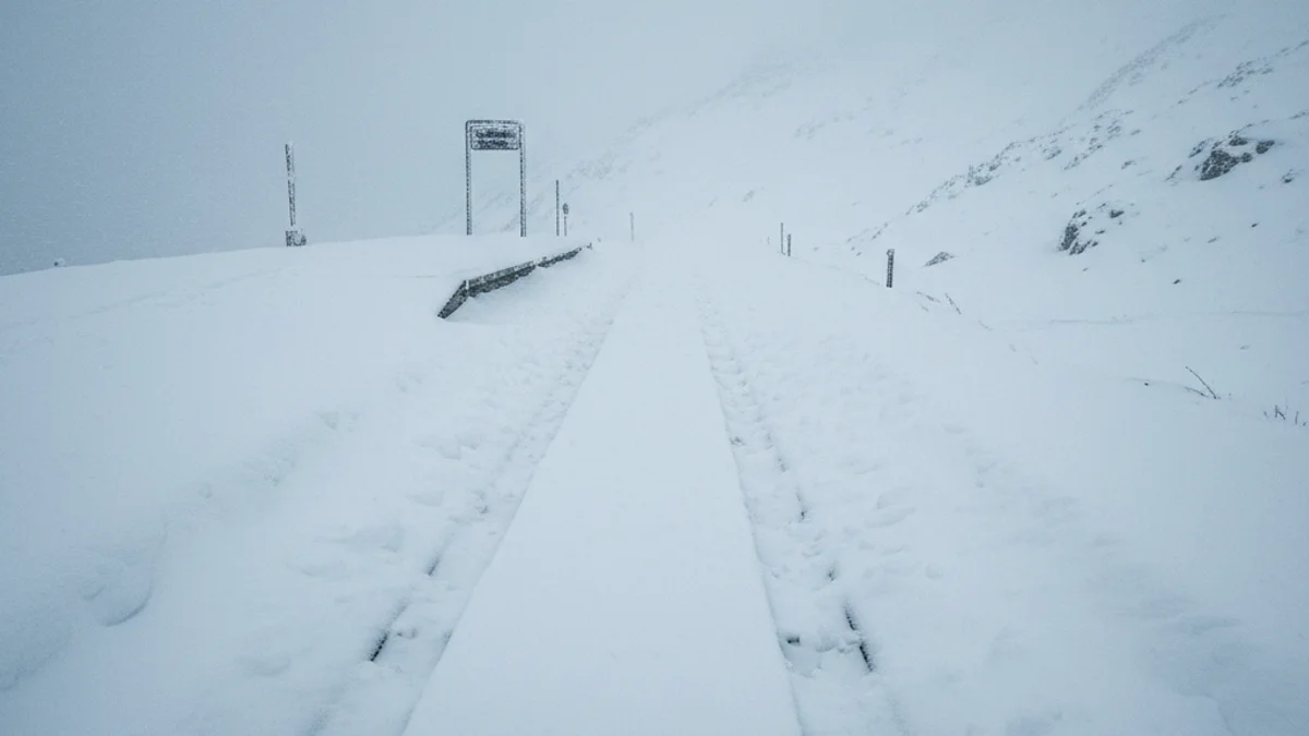 Imatge genèrica d'una via de tren de muntanya coberta per la neu durant un temporal d'hivern.