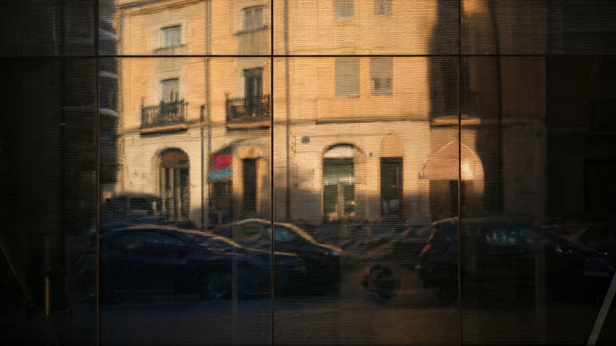 Imatge genèrica d'un aparador modern reflectint un carrer comercial animat.