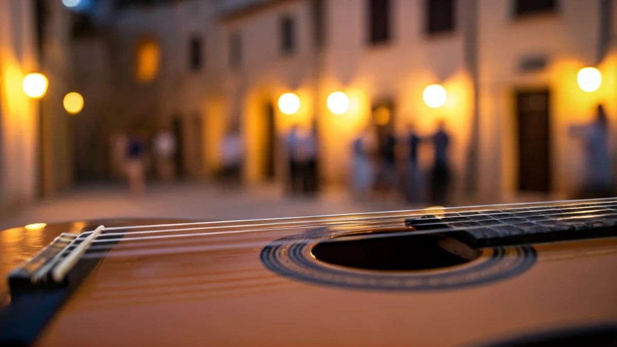 Imatge genèrica d'una guitarra clàssica amb un fons desenfocat d'un poble petit