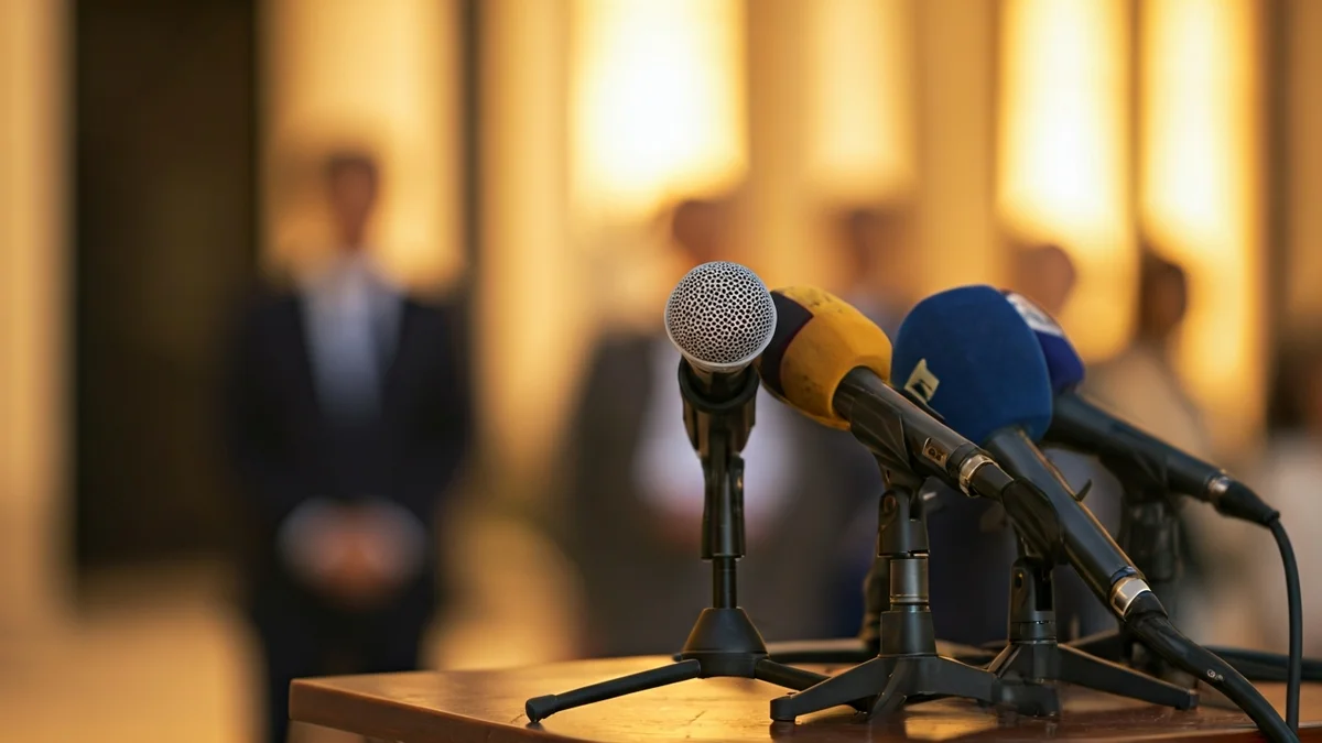 Imatge genèrica d'un conjunt de micròfons en un faristol, simbolitzant un acte polític o una roda de premsa.