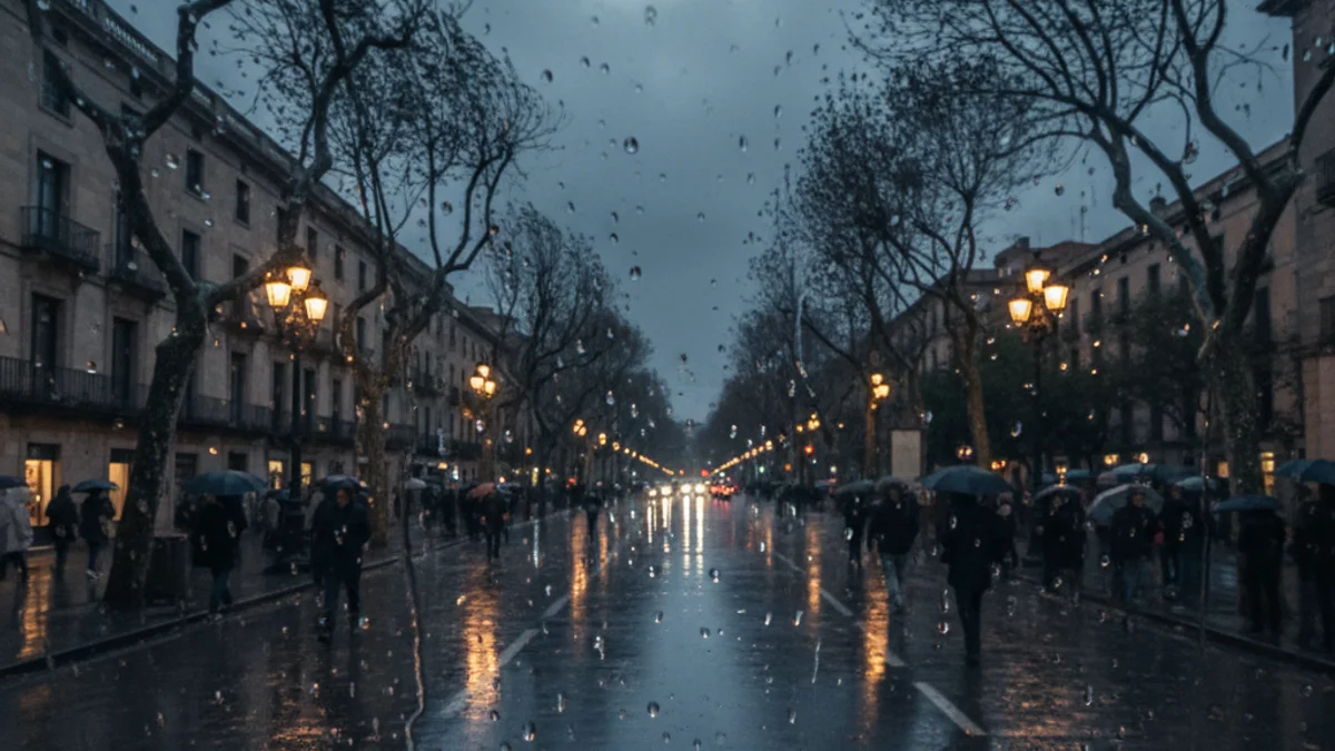 Imagen genérica de una calle mojada por la lluvia bajo un cielo amenazante.