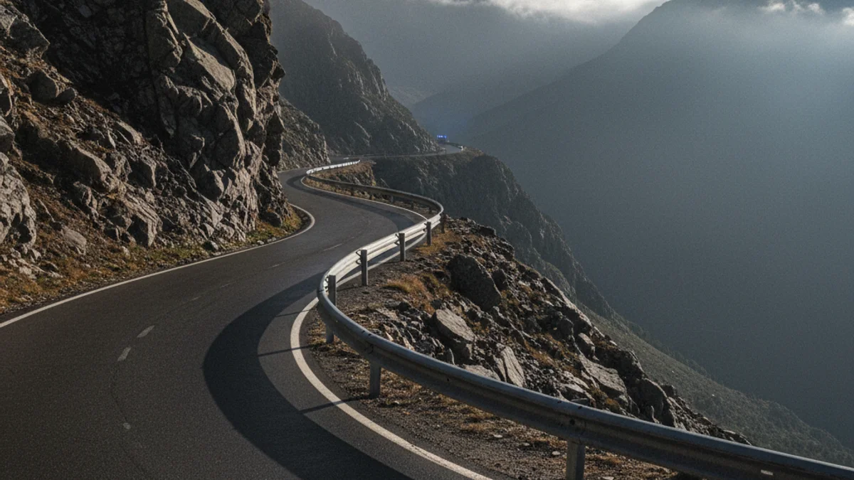 Imatge genèrica d'una carretera de muntanya amb revolts tancats i boira.