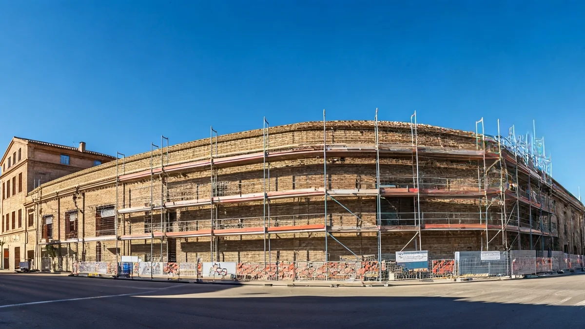 Imatge genèrica de la façana d'un edifici industrial històric en rehabilitació a Manresa.